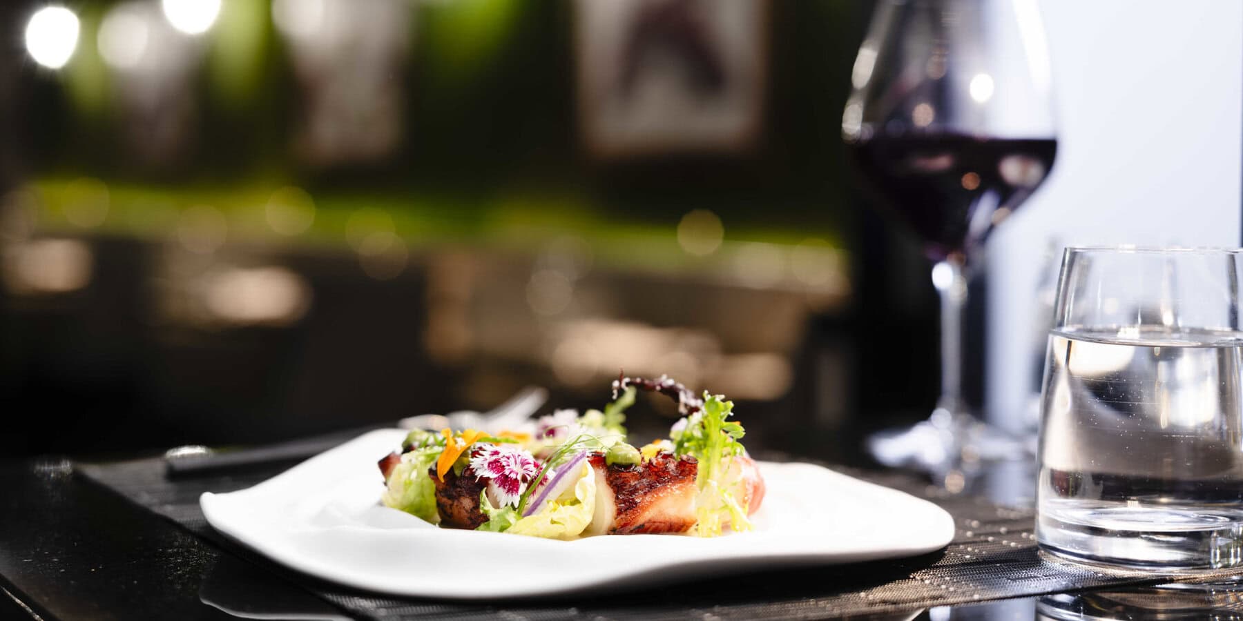 Mugen_dinner_salad_wine__1920x960